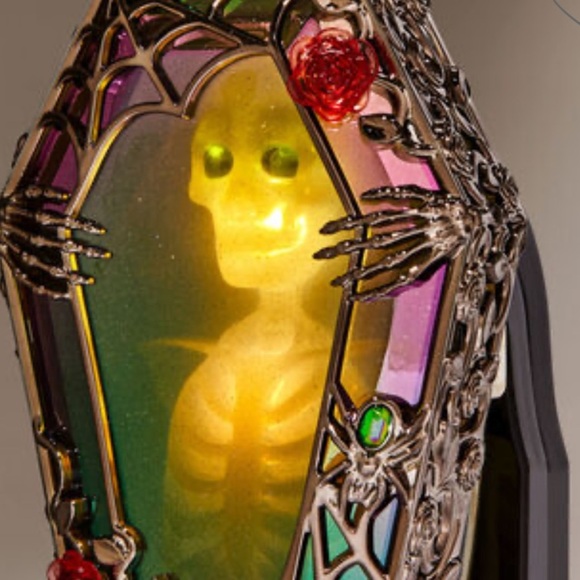 Bath & Body Works Ghostly Goblet Projector W/ 1 Wallflowers Fragrance Plug In - Picture 3 of 11